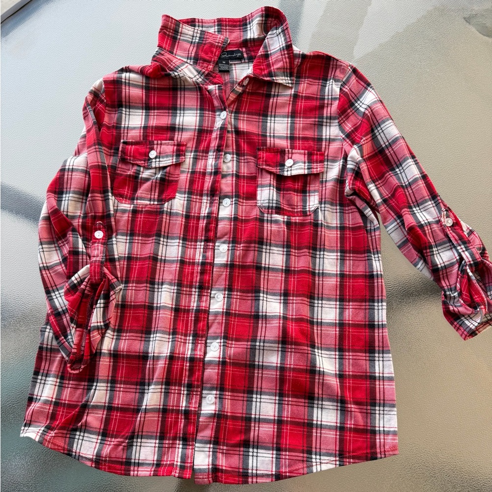 Women’s 3/4 sleeve flannel.
